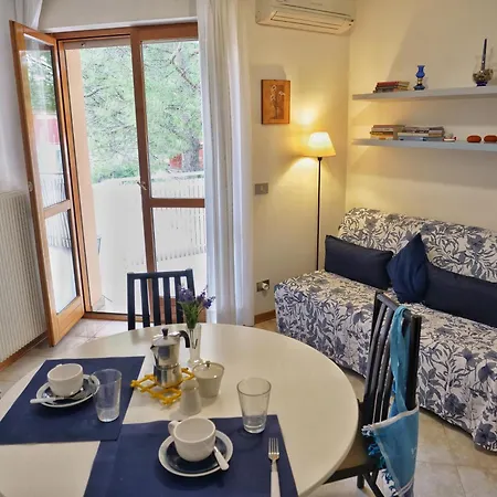 Magnoliaalmare-beachfront With Spacious Terrace דירה *