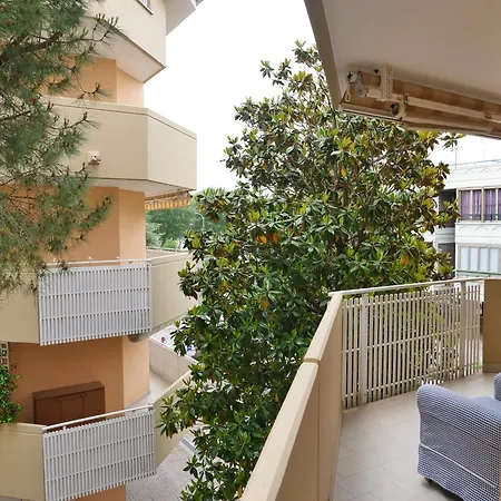 Magnoliaalmare-beachfront With Spacious Terrace דירה