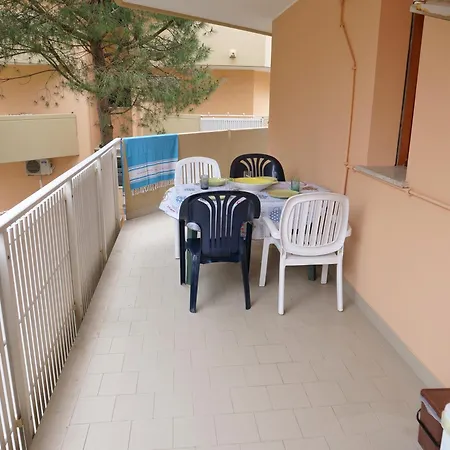 Magnoliaalmare-beachfront With Spacious Terrace דירה