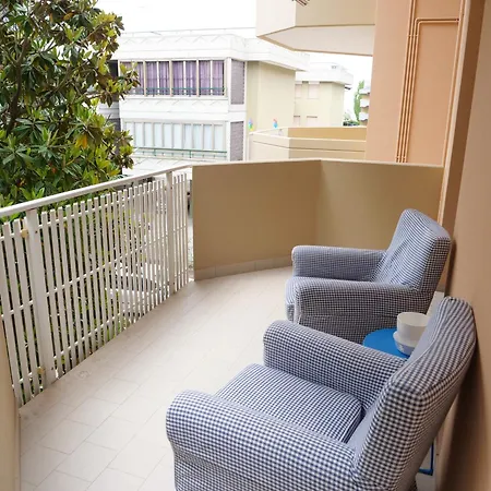 Magnoliaalmare-beachfront With Spacious Terrace דירה *